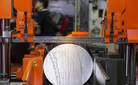 云安立式金属带锯床切削出现跑带故障解决方法！